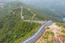 高仿八达岭长城走红 广西“八字岭长城”修筑的背后图片