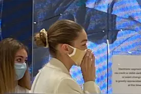 产后首现身！吉吉和妈妈逛街 产女2月后身材恢复图片