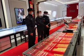 嗜赌男为“赚”赌资模仿视频段子抢金饰 试戴后撒腿就跑图片