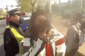 遮挡号牌踢打民警，这位自称粉丝百万的女子被判了图片