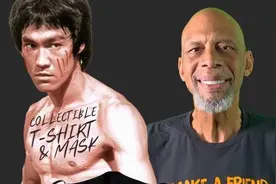 贾巴尔晒自己与李小龙合影的定制T恤：我的朋友和导师图片