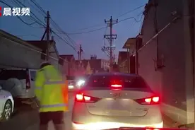 交警下班后遇堵车秒换制服指挥交通，单位回应：很常见，会考虑表彰视频封面