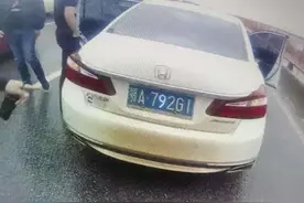 轿车号牌颜色异常，揭下“9”竟露出个“Q”，驾驶员玩巧面临重罚图片