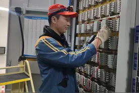 一场没有同事到场的“特殊婚礼”——西银高铁路上的爱情故事图片
