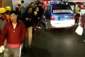 虹梅南路隧道内车辆自燃，多人弃车逃生，隧道逃生要注意什么……图片