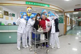 相处4年情同爷孙！护士们为八旬“造口人”爹爹送上生日惊喜图片