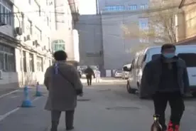 沈阳六旬阿姨戴着2万块钱的纯金镯子去趟医院，手套一摘，镯子没了图片