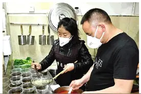通宵煮暖心面 只为返岗员工图片