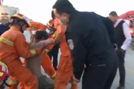窨井盖下冒出两根手指……“神秘”男被救后说不清身份图片