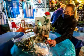 那不勒斯全市哀悼，圣保罗球场为马拉多纳更名图片