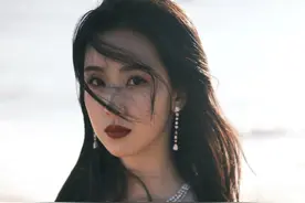 陈都灵海边日暮水光裙胶时尚大片图片