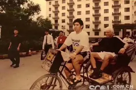 马拉多纳曾来成都 骑人力三轮车绕着锦江宾馆转了一圈图片