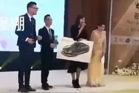 演砸了？女子抽中林肯轿车遭主办方赖账，网友：玩不起就别玩图片