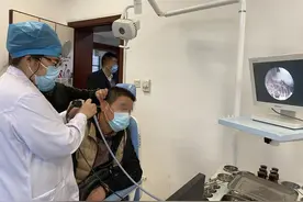 大伯耳朵里面“长毛”了！医生提醒：采耳动作可不能太凶猛图片