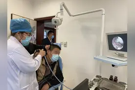 大伯耳朵里面“长毛”了！医生提醒：采耳动作可不能太凶猛图片