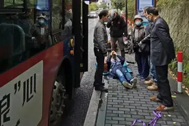 杭州一位公交司机被大家戏称“阿背哥”，带着水桶和软垫上班，在寒冬里派上大用场图片