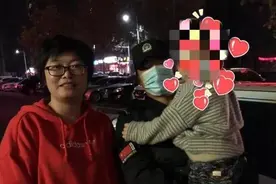 71秒丨3岁男孩寒夜独自过马路 热心女子“搭讪”未果一把抱起孩子报警图片