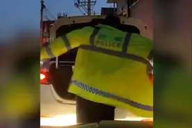 最帅换装！下班交警遇堵车秒换制服指挥视频封面
