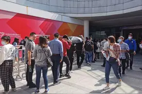深圳千万门槛网红盘选房首日：幸运儿开豪车排队抢房图片