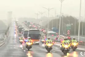 风雨中金陵铁骑用最高礼遇护送英雄，一个小细节令人肃然起敬图片
