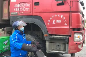 成都外卖骑手体验了一盘货车驾驶员 直呼“盲区太可怕 距离产生美”图片