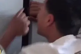 杭州大叔被困电梯淡定吃柚子 出来后问民警：来一个？图片