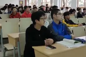 母亲成了他的“大学同桌”，背后的故事令人动容视频封面