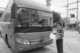 南安查处一辆持假证跨省客车图片