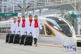 高铁小姐姐穿运动服上班，网友直呼：万万没想到图片