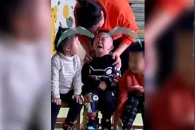 萌娃看《烈火英雄》想到爸爸大哭 消防员爸爸感动：原来我是孩子心目中的英雄图片