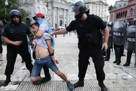 百万阿根廷人送别马拉多纳，悼念现场球迷与警察发生冲突图片