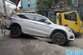 惊险！贵阳女司机一脚油门 越野车冲上堡坎图片