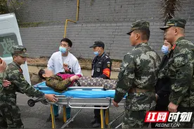 锦旗送进军营 武警官兵救助摔伤老人图片