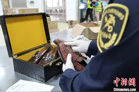 买鳄鱼皮鞋回国？海关提醒违法图片