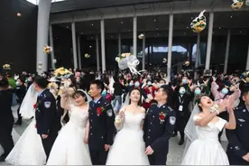 “2020汉警集体婚礼”在园博园举行 武汉公安38对新人喜结良缘图片