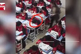 女生课堂上睡觉，老师悄悄放下书本走过去……图片