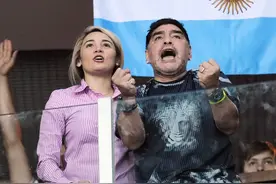 老马生前最后一任女友落泪，她被老马前妻阻止进场送别老马图片