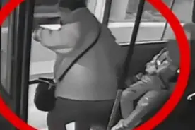 迷惑行为！司机怕超员让售票员跳车致骨折视频封面