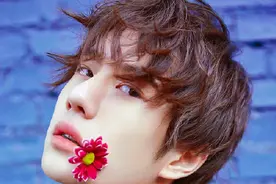 王一博身着牛仔套装，阳光又温暖图片