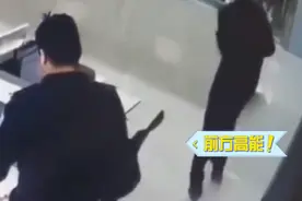 可爱！民警通宵结案后开心尬舞，魔性舞姿逗笑同事图片