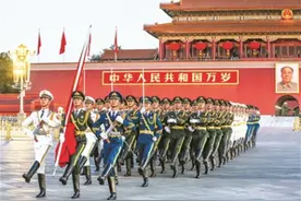 中国人民解放军仪仗大队国旗护卫队：在祖国心脏擎起五星红旗图片