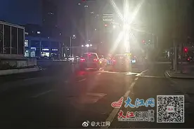交通监控补光灯太刺眼 有隐患图片