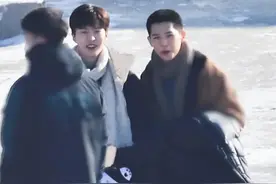 《左肩有你》曝路透 范丞丞王安宇打雪仗笑逐颜开图片