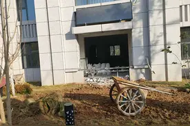 济南一楼盘交房前结构被改：一楼窗户疑被改成门，开发商报案图片