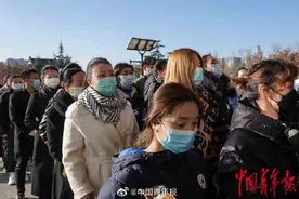 陈爱莲遗体告别仪式 上百名学生列队为她献花图片