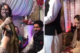 巴基斯坦一丈母娘送女婿AK47是什么情况？新娘看起来颇为尴尬图片