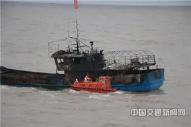 寒潮来袭，东海救助局成功接救失火渔船上3名遇险人员图片