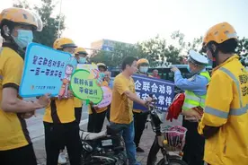 东莞外卖小哥化身交通安全劝导员图片