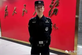 连江一老妪深陷泥潭，特警李成龙奋力救人图片