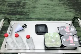 自热火锅安全吗？怎么做才是正确的？今天，杭州消防员做了个实验图片